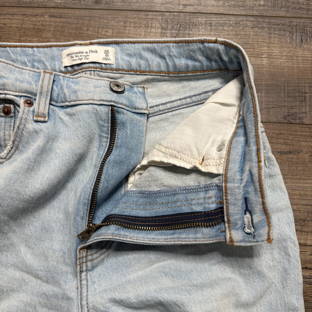 Abercrombie & Fitch The 90's Straight Ultra High-Rise Denim Jeans Destress Holes - Picture 4 of 11